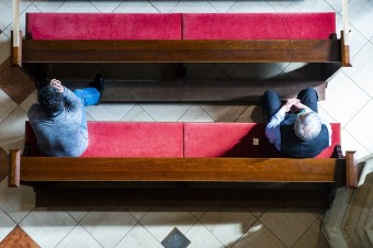 Kostoly ostali prázdnejšie, vytratili sa najmä mladí