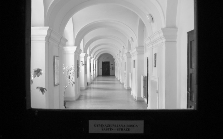 Bola to čudná škola? Absolventi Šaštína o dievčatách a internáte (anketa)
