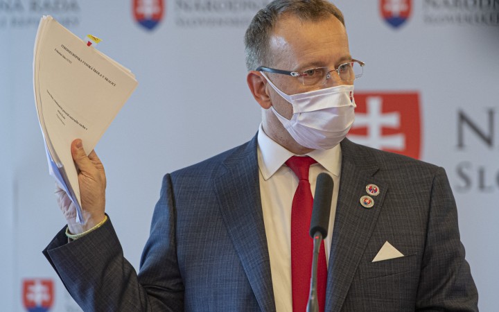 Desaťročia máme nízke očakávania od tých, ktorým prepožičiavame moc