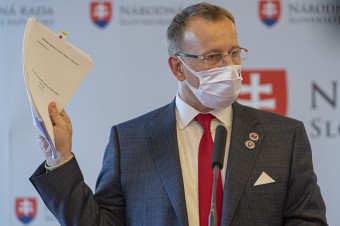 Desaťročia máme nízke očakávania od tých, ktorým prepožičiavame moc