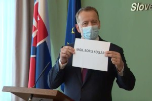 Odstupujú politici v okolitých krajinách pre plagiátorstvo?