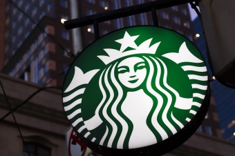 Facebook čelí bojkotu reklamy, najnovšie sa k nemu pridal Starbucks