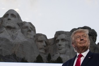 Donald Trump odsúdil znesväcovanie pamätníkov a sôch amerických osobností