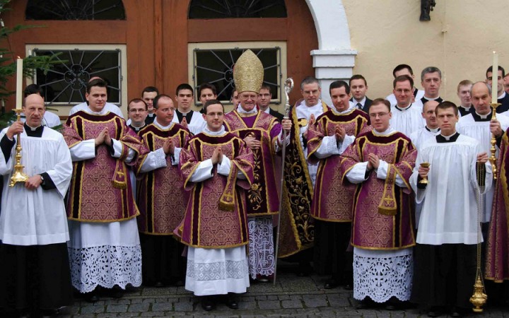 Pápež prijal hlavu lefèbvristov. Skončia ako Opus Dei? (Vatikánska sedma)