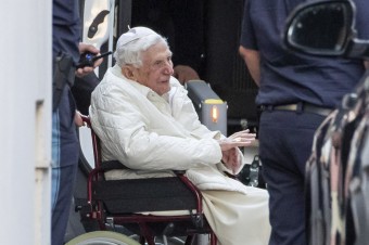 Benedikt XVI. sa zúčastnil na pohrebe svojho brata Georga iba online