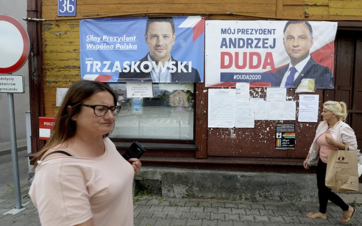 Poliaci hlasujú v 2. kole prezidentských volieb, výsledky budú zrejme tesné