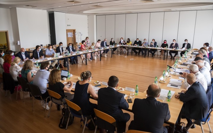Slovensko je v druhej vlne, vládna komisia schválila pandemický plán