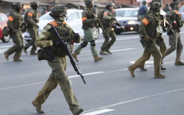 Polícia na demonštrantov použila strelné zbrane, jedného zranila