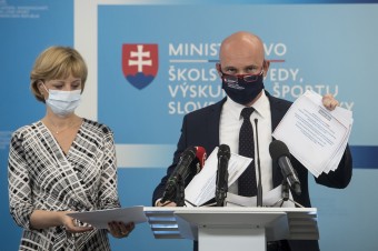 Rúška na začiatok len pre staršie deti, školy musia vyčleniť izolačnú miestnosť