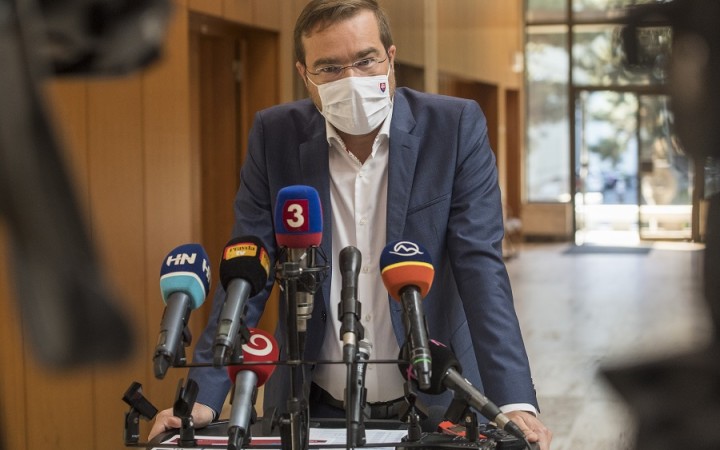 Rúška budú žiaci nosiť do konca septembra, svadby budú od októbra len do 30 osôb