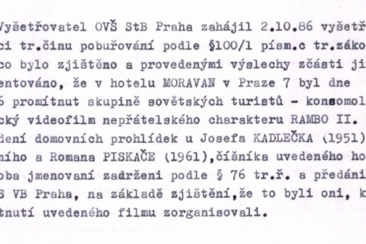 Púšťali na videu Ramba, skončili v cele predbežného zadržania