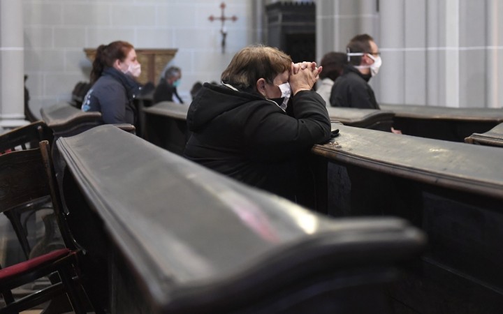 V rizikových regiónoch sa sedí šachovnicovo, počet závisí od veľkosti kostola