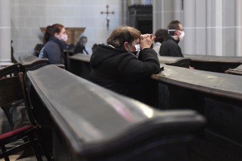 V rizikových regiónoch sa sedí šachovnicovo, počet závisí od veľkosti kostola