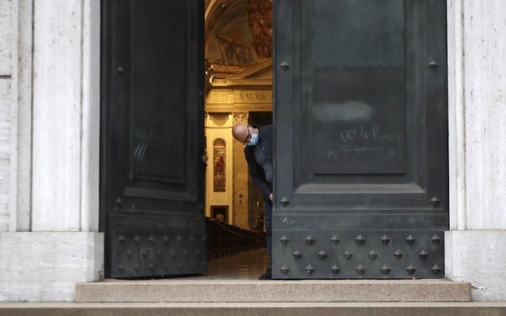 Veriaci sa po prvej vlne do kostolov vrátili, no opäť sa vytrácajú