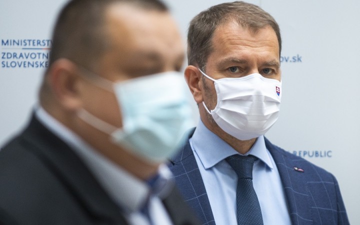 Svadby opäť len do 30 ľudí, vysoké školy možno prejdú na online vyučovanie