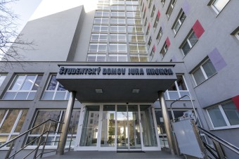 Rektori Univerzity Komenského a STU vyzvali študentov, aby odišli z internátov