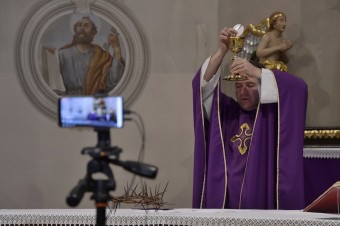 Ziolkovský kritizuje stopnutie omší: Bary, obchody a školy môžu, kostoly nie