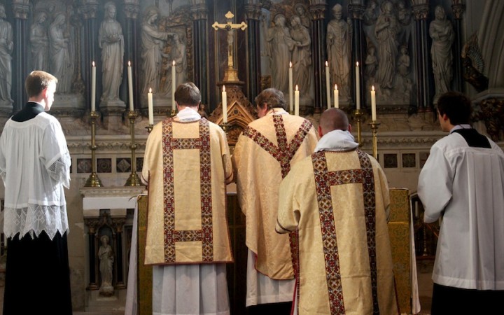 Reforma liturgickej reformy? Kardinál Sarah vyzval, aby sa od adventu slúžili omše k východu
