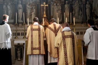 Reforma liturgickej reformy? Kardinál Sarah vyzval, aby sa od adventu slúžili omše k východu