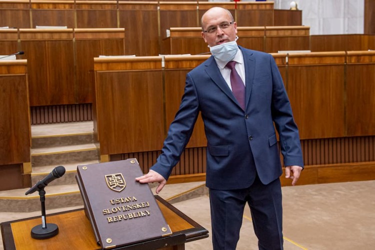 Poslanec ĽSNS prekvapil, v parlamente odsúdil zľahčovanie koronavírusu
