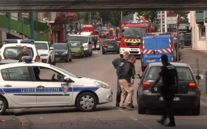 Teroristi vo Francúzsku podrezali kňaza. K útoku sa prihlásil ISIS 