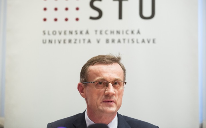 Akademický senát STU odsúhlasil návrh na odvolanie rektora Miroslava Fikara