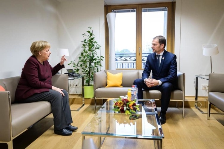 Angela pritlačila a vyhrala, v Nemecku sa spúšťa „lockdown light“