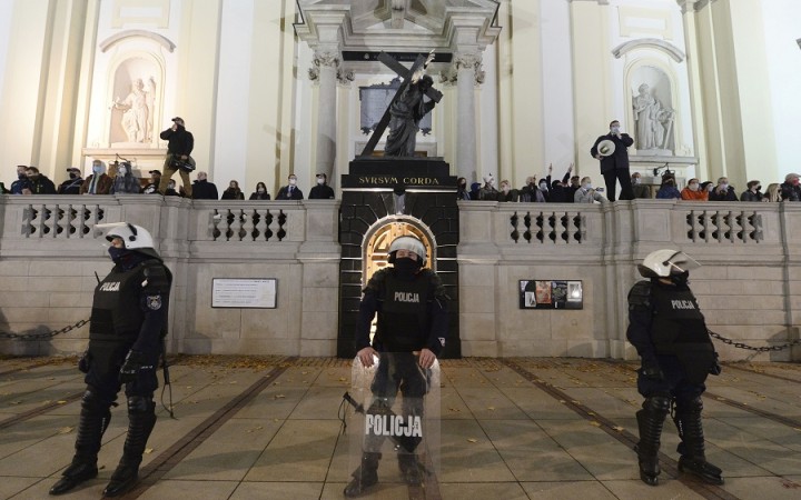 Naše kostoly zatvorili, na poľské útočia a francúzsku katedrálu skropila krv