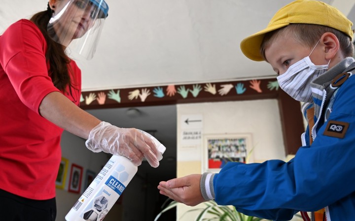 Deti, ktorých rodičia nepôjdu na test, môžu chodiť do školy, tvrdí Krajčí