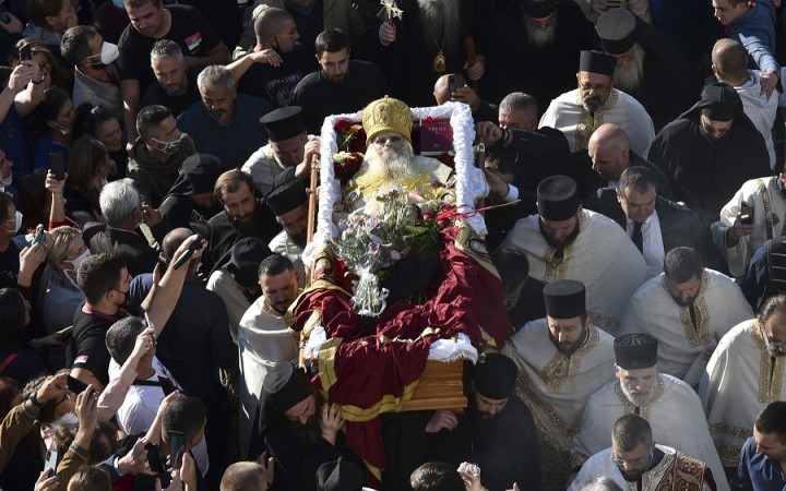 Na pohreb pravoslávneho biskupa, ktorý zomrel na Covid-19, prišli tisícky ľudí