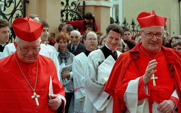 Vatikán potrestal 97-ročného poľského kardinála, nesmie mať pohreb v katedrále