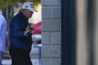 Trump sa vrátil z golfu do Bieleho domu