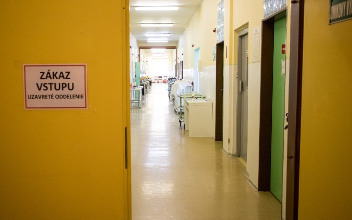 Chodila im sanitka za sanitkou, pacienti s Covidom obsadili štvrtinu nemocnice