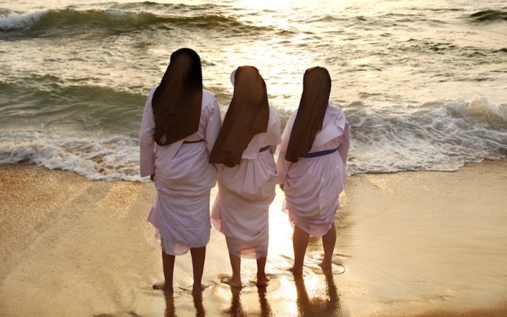 Nielen burkini. V Cannes zakázali na plážach aj rehoľné habity