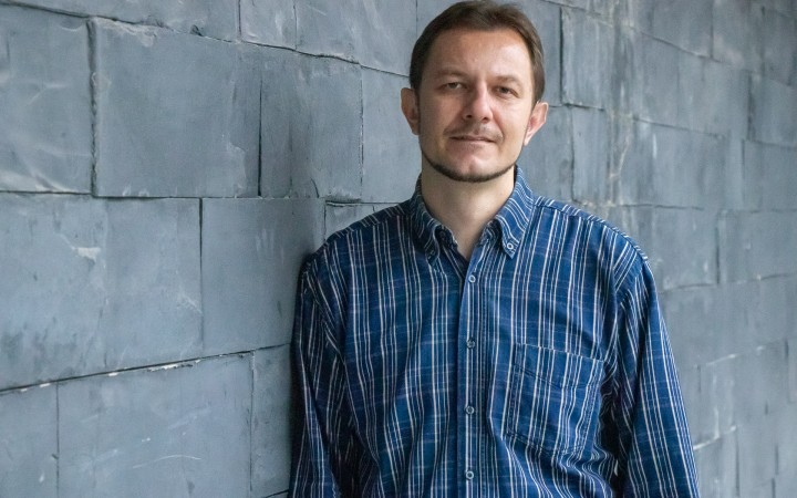 Nepoužívajte slang, radšej gestikulujte. Ako s cudzincom, čo sa učí po slovensky
