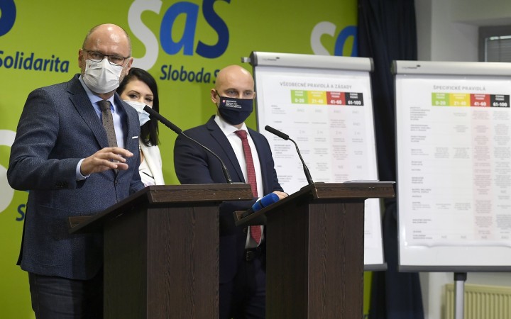 Rúška pre všetkých dôchodcov, opatrenia podľa regiónov