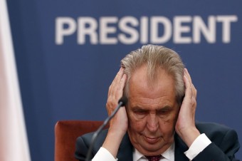 Zeman žiada od BIS mená ruských špiónov pôsobiacich v Česku