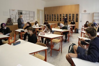 Môj život orbituje okolo online hodín a vyučujúca na pandémiu neverí