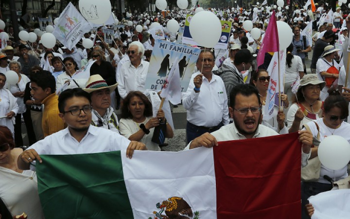 Mexičania protestovali proti homosexuálnym zväzkom. Podporil ich aj pápež