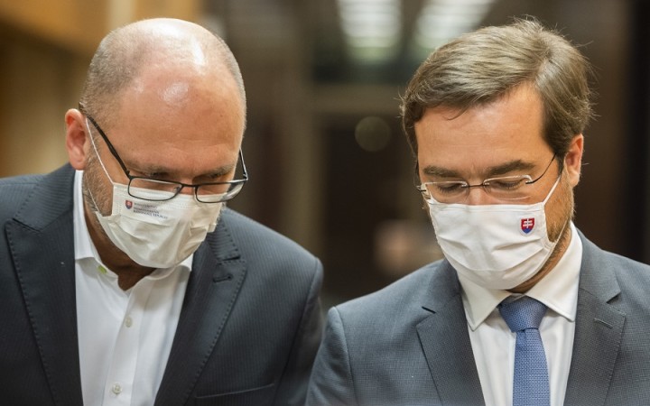 Vláda neprijala návrh pandemickej komisie, zákaz vychádzania je však stále v hre