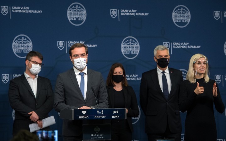 Zákaz vychádzania začne platiť v sobotu ráno, omše ostanú počas Vianoc povolené