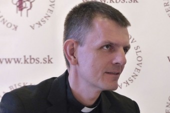 Hovorca biskupov neodporúča sledovať Gloria.tv, Svetlo sveta či Christianitas