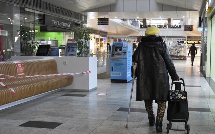 Pozitívni si môžu s respirátorom aj nakúpiť. Kontakty však musia obvolať sami