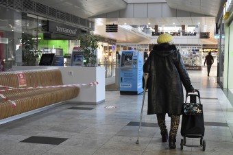 Pozitívni si môžu s respirátorom aj nakúpiť. Kontakty však musia obvolať sami