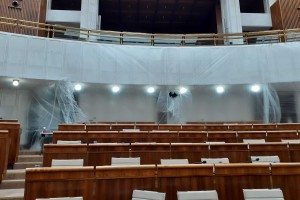 Neverte lacným hejtom: fólia v parlamente, COVID-19 poslanci a naše zdravie