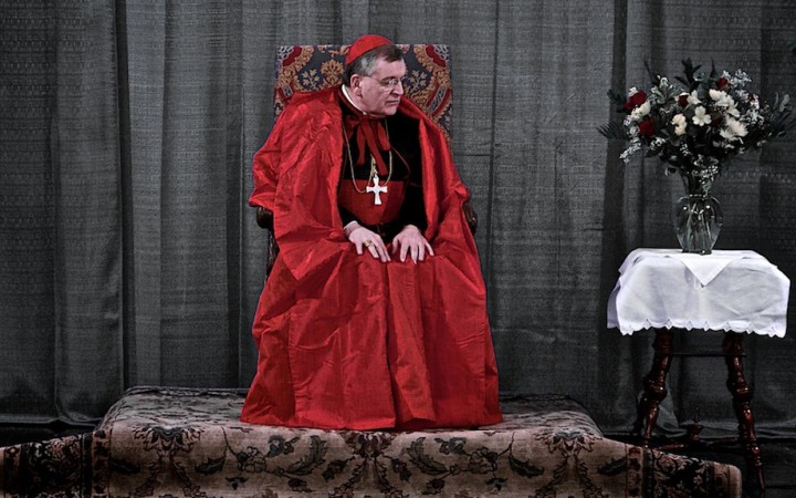 Nosí dlhú vlečku a oponuje pápežovi. Kto je kardinál Burke?