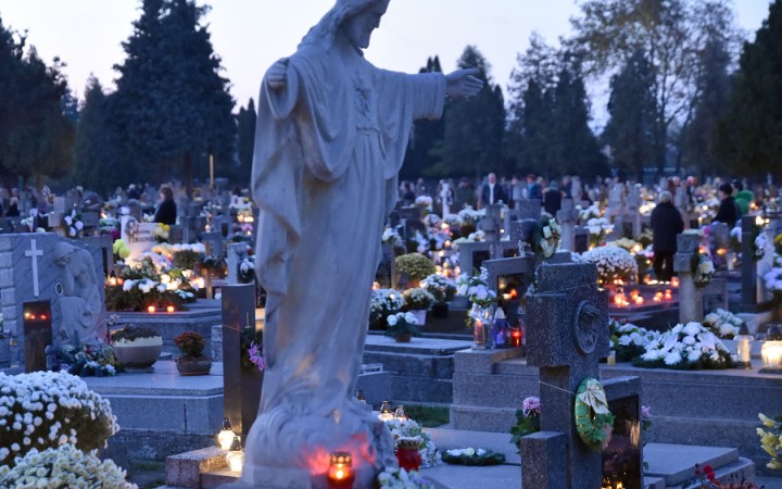 Vatikán o kremácii: nerozptyľujte popol zomrelých, ani ho neprechovávajte doma 