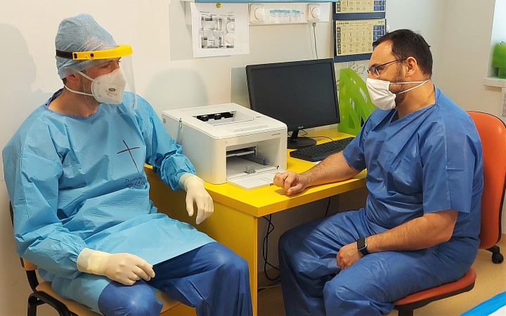 V Košiciach už nastúpilo do nemocnice vyše dvadsať kňazov, odbremenia personál