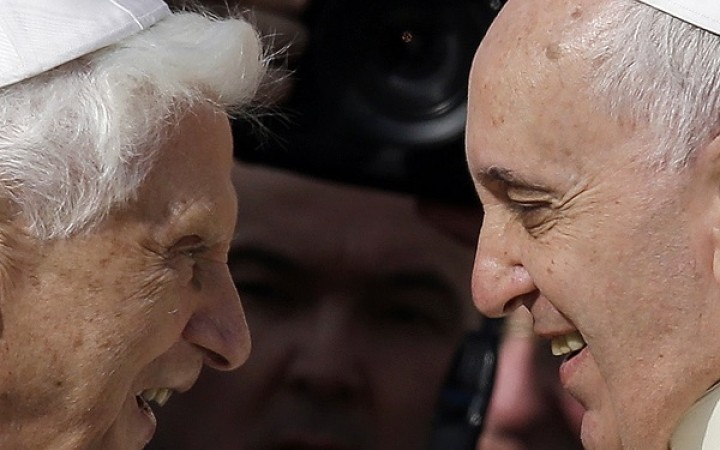 Pápež František a Benedikt XVI. dostali vakcínu proti Covid-19