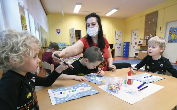 Už prišiel čas, aby sme otvorili škôlky a prvý stupeň